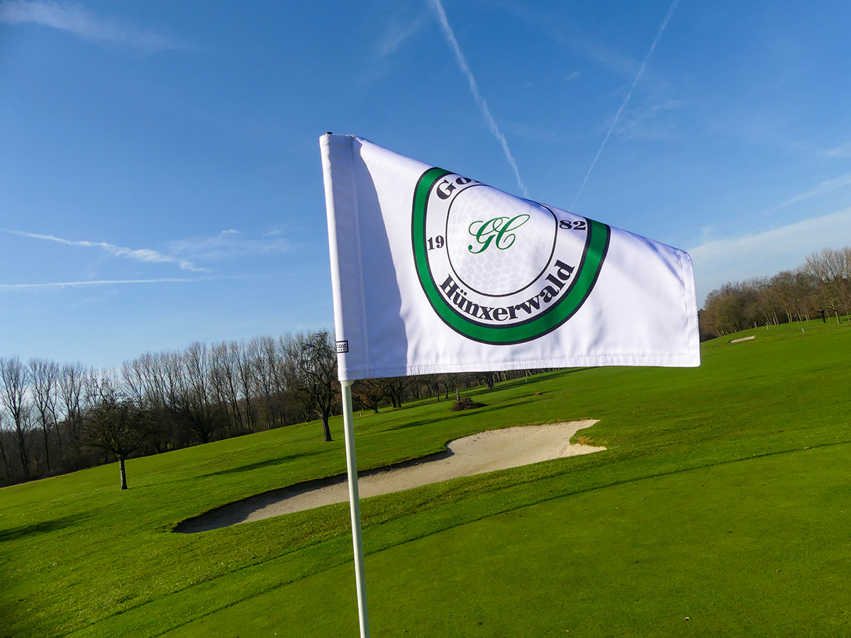 Eine Golfclub-Fahne mit dem Logo 