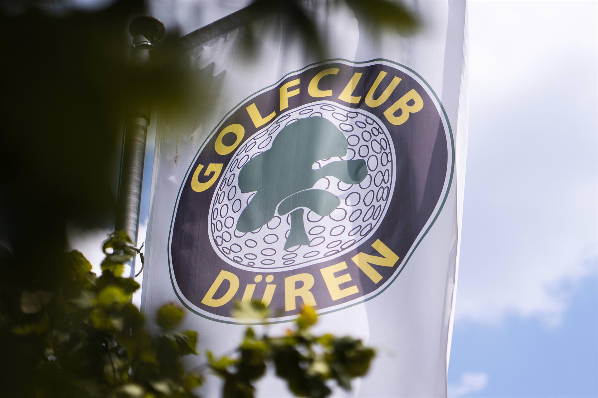Ein weißes Banner mit dem Logo 